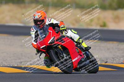 media/Oct-09-2022-SoCal Trackdays (Sun) [[95640aeeb6]]/Turn 3 (930am)/